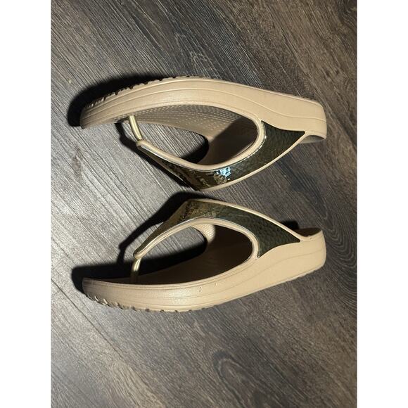 Crocs Sloane Gold Hammered Beige Thong Sandals W8 - Picture 5 of 13
